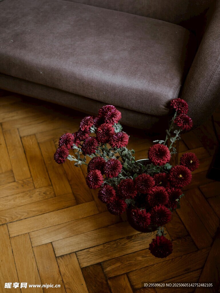 地板上的艷麗花束