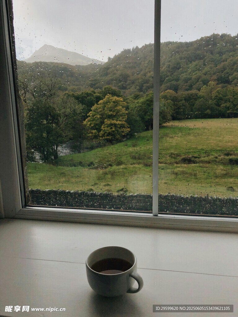 窗前咖啡賞綠野山景