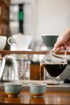 手沖咖啡倒入精致小茶杯