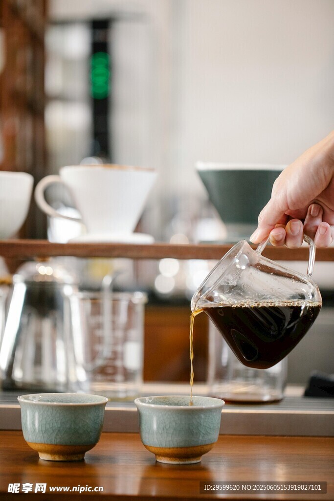 手沖咖啡倒入精致小茶杯