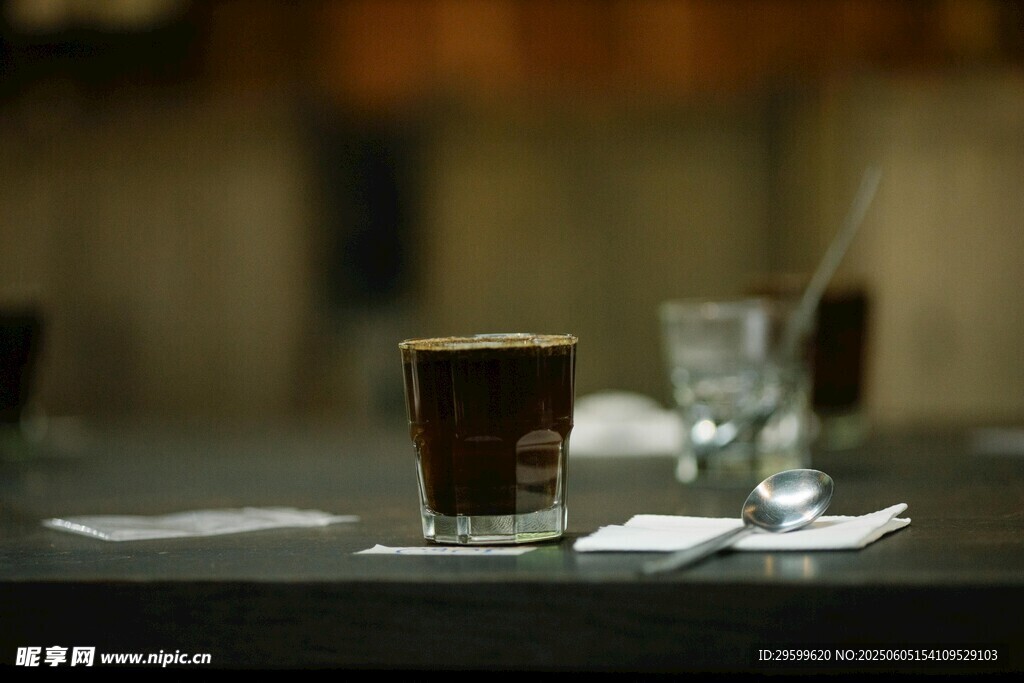 桌上的飲品與玻璃杯