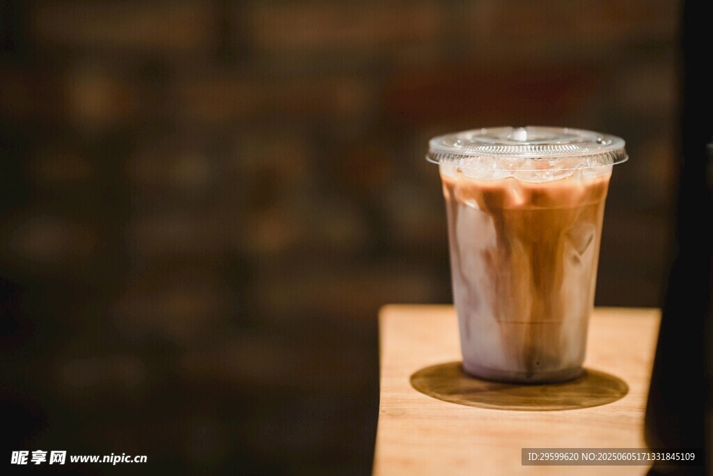 透明杯中的分層咖啡飲品