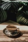復(fù)古風(fēng)咖啡杯置于木桌
