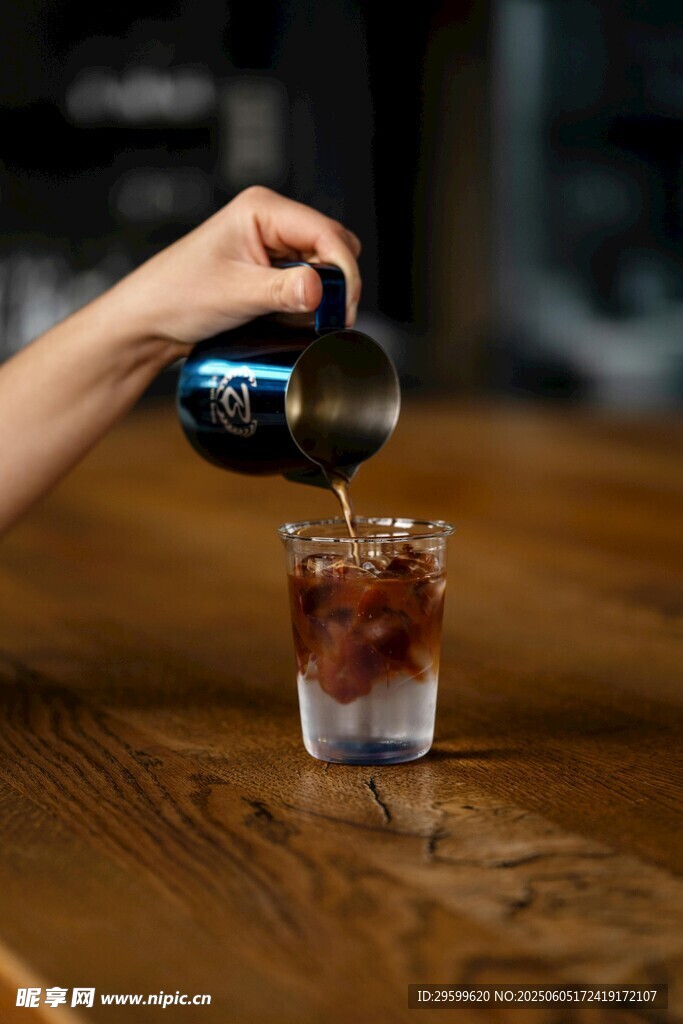 手斟飲品入杯