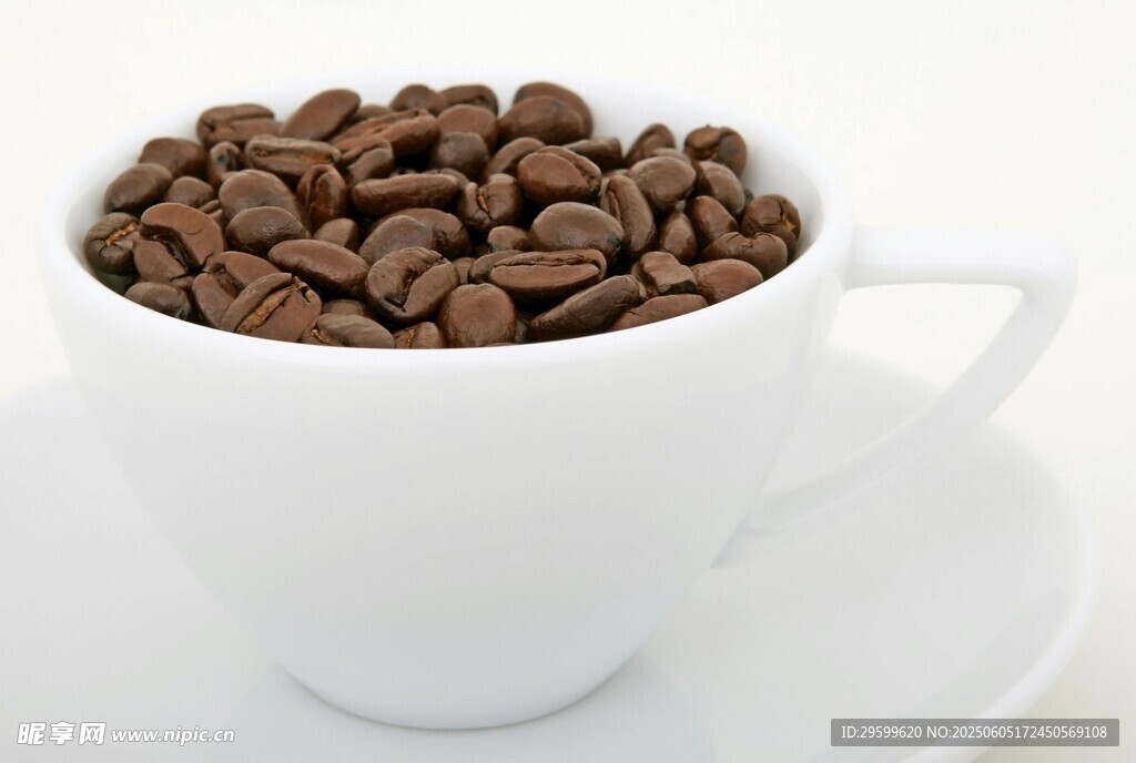 白杯中的咖啡豆