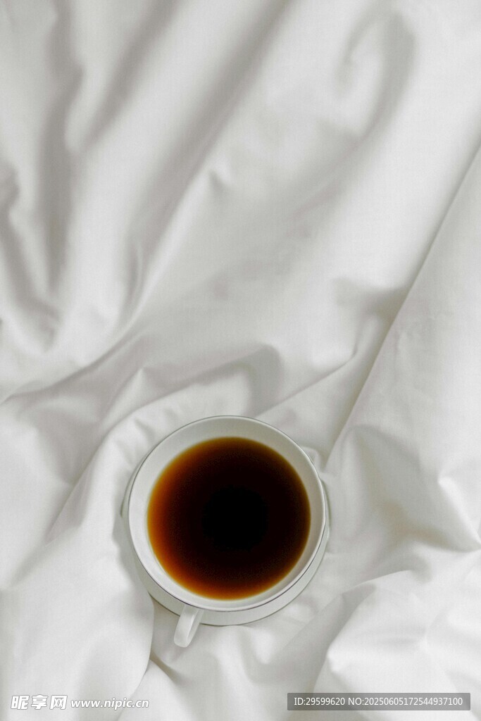 白色布上的一杯深色飲品