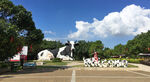 公園中的雕塑與休閑場景