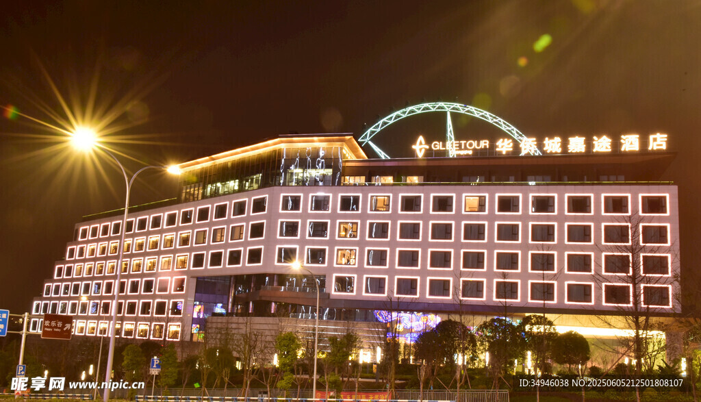 夜晚燈火輝煌的大型建筑