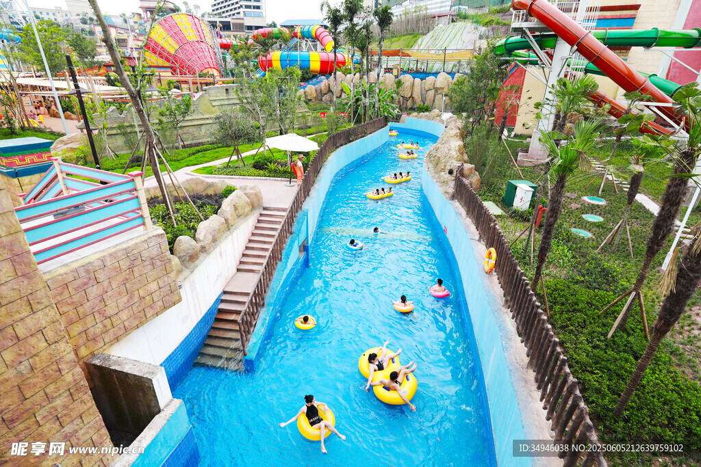 水上樂園漂流河道歡樂場景