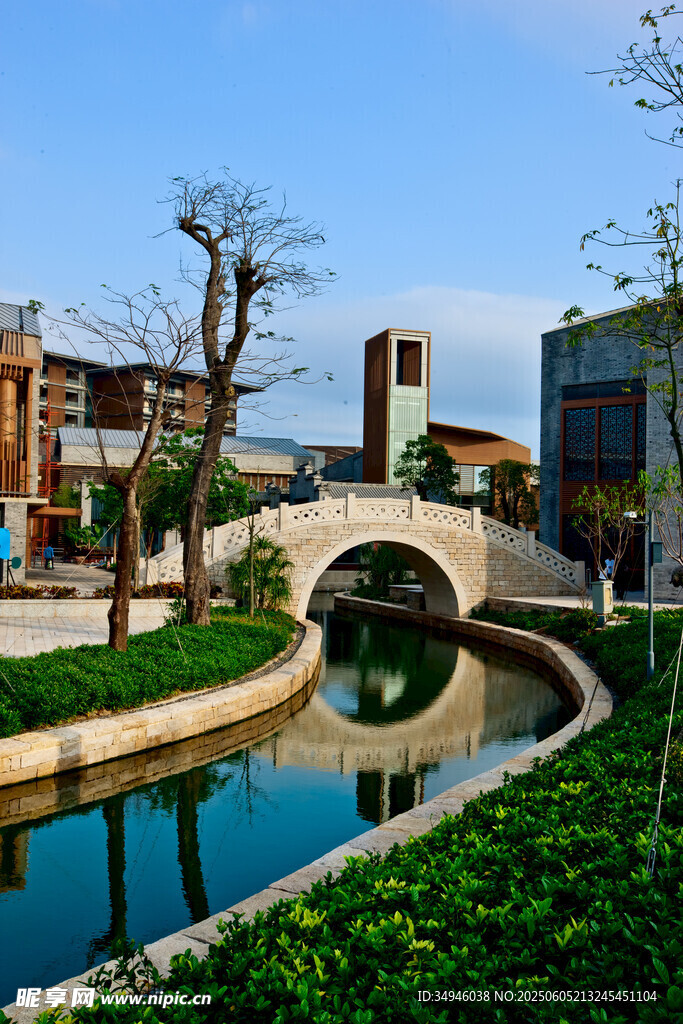 中式拱橋下的城市水景