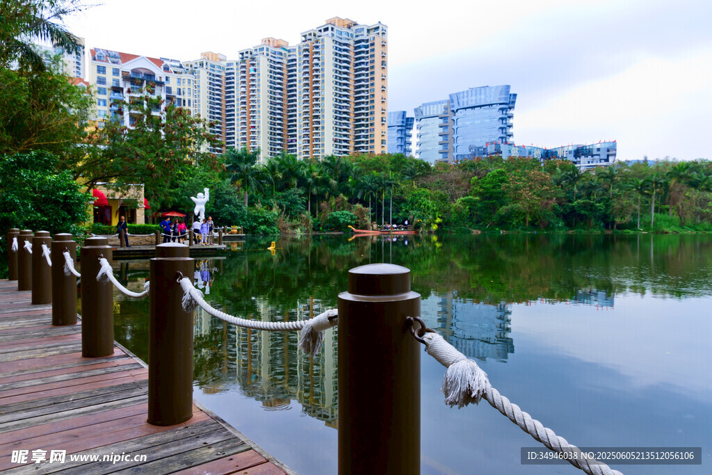 湖畔木棧道與城市風(fēng)光