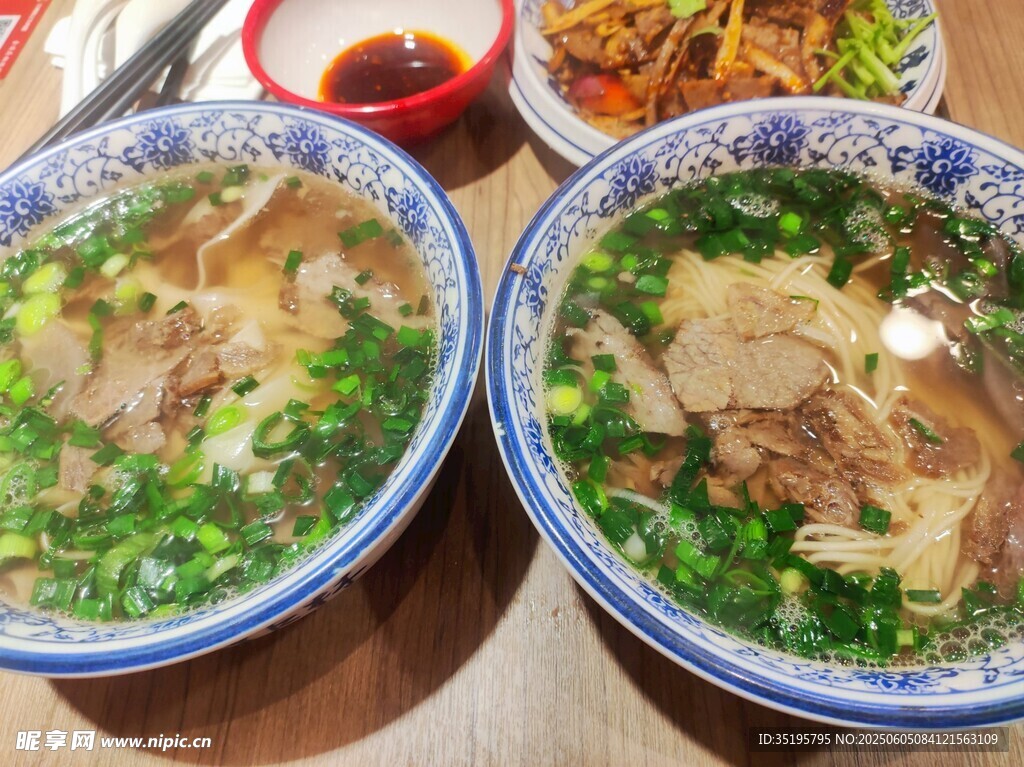 兩碗鮮香牛肉湯