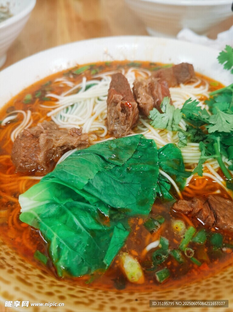 美味牛肉蔬菜熱湯面