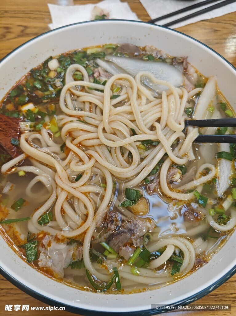 美味牛肉湯面熱氣騰騰