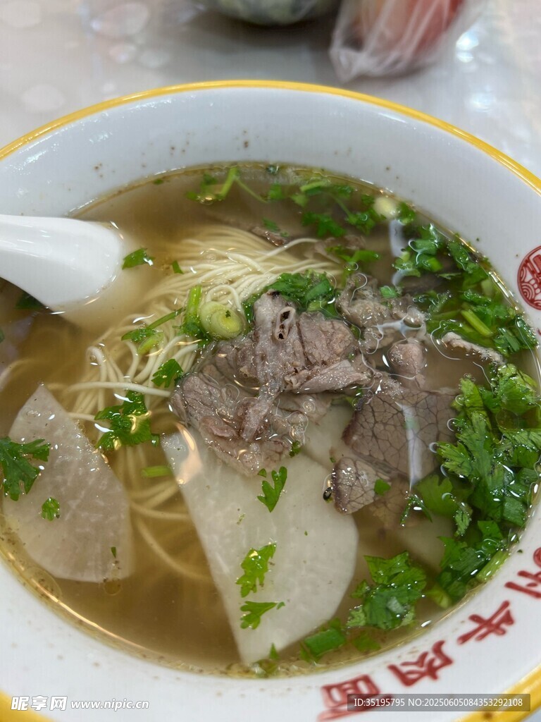 牛肉湯面配香菜蔥花