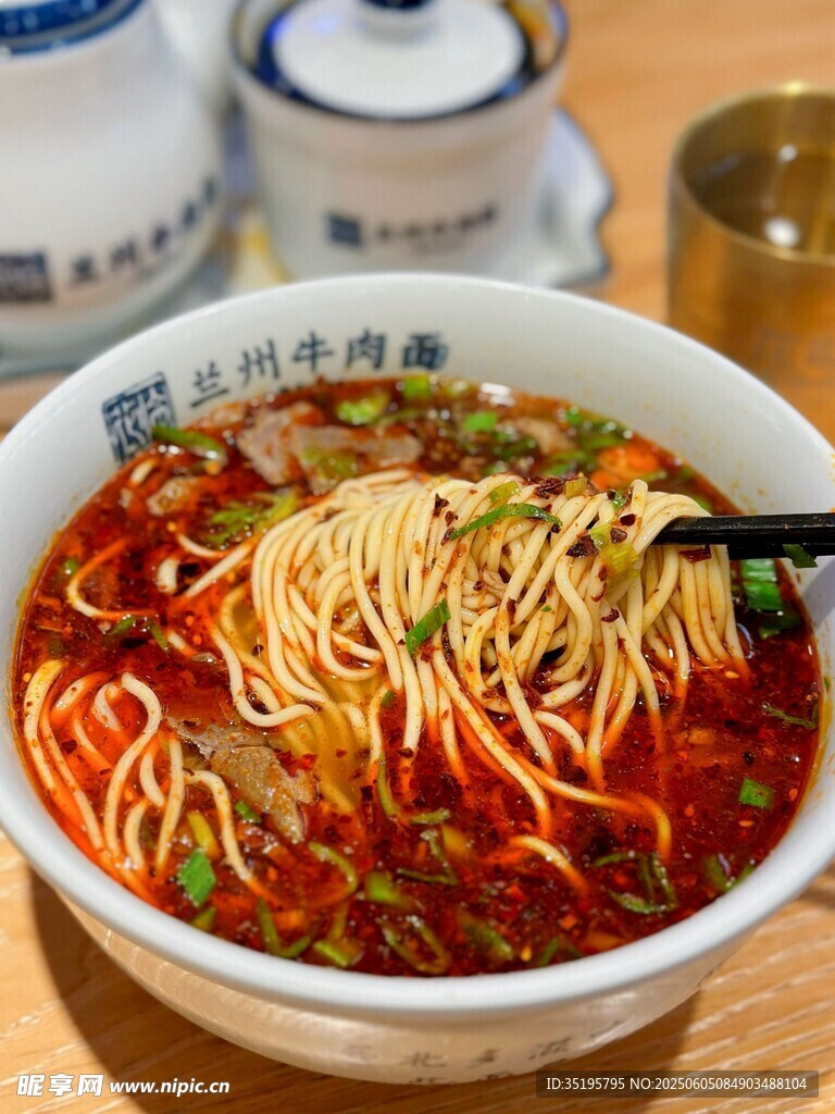 香辣誘人的美味重慶小面