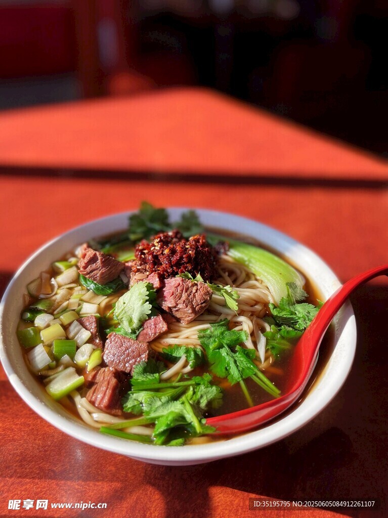 美味牛肉蔬菜面