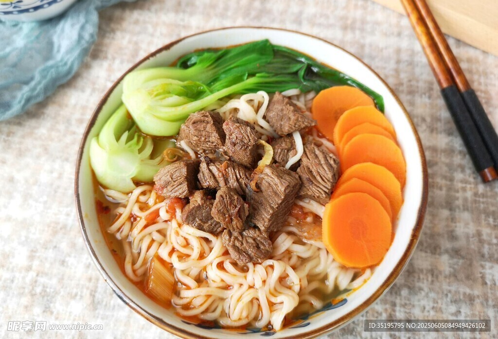 美味牛肉蔬菜面條套餐