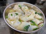 碗中鮮美的魚片蔬菜湯