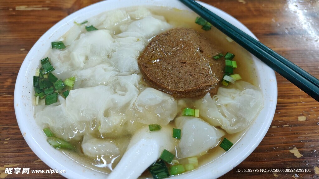 美味餛飩配湯與蘸料
