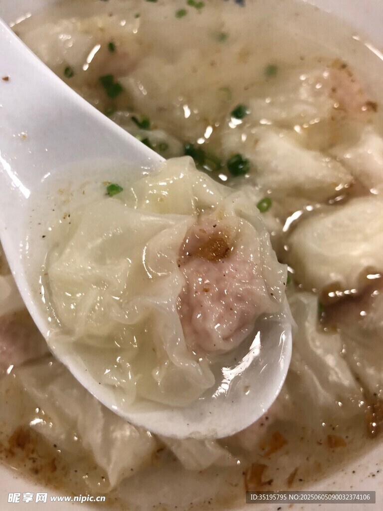 湯中餛飩特寫