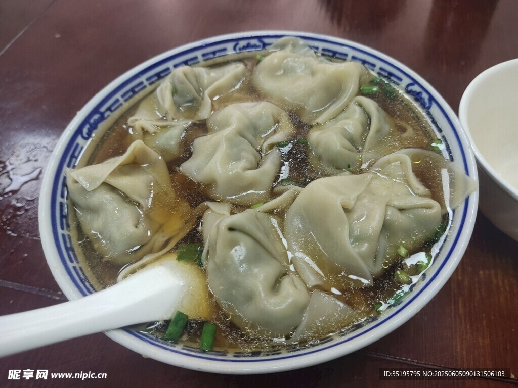 一碗美味餛飩