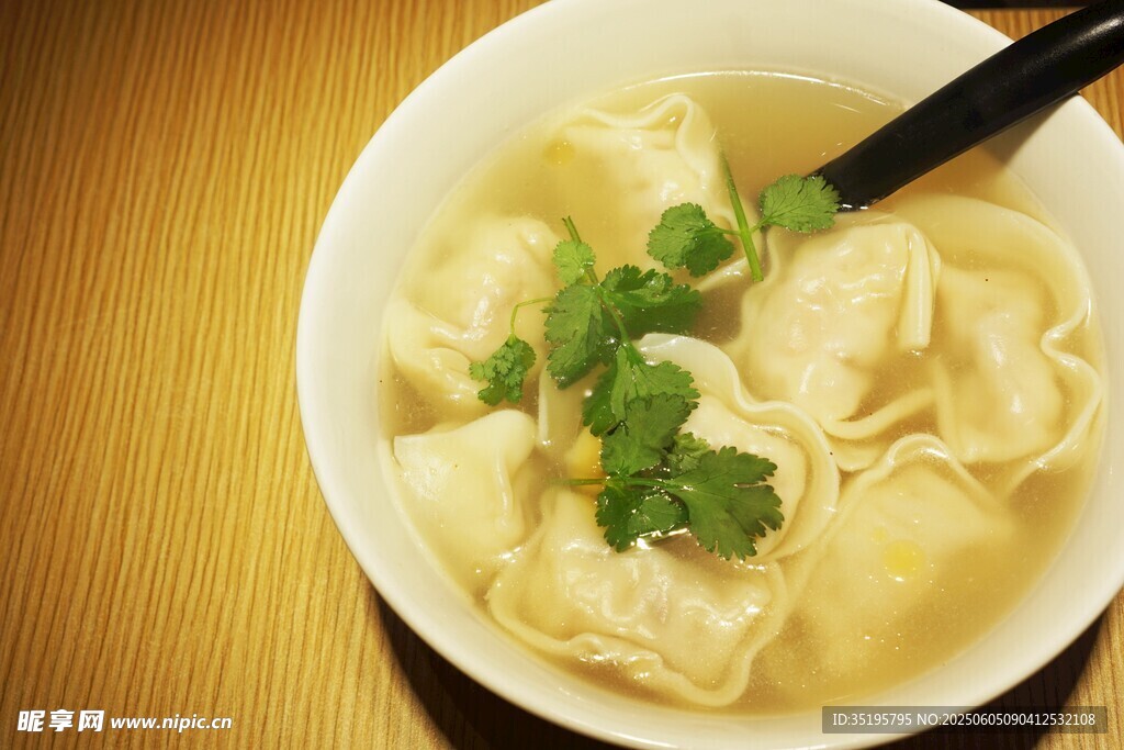 鮮香餛飩配翠綠蔥花