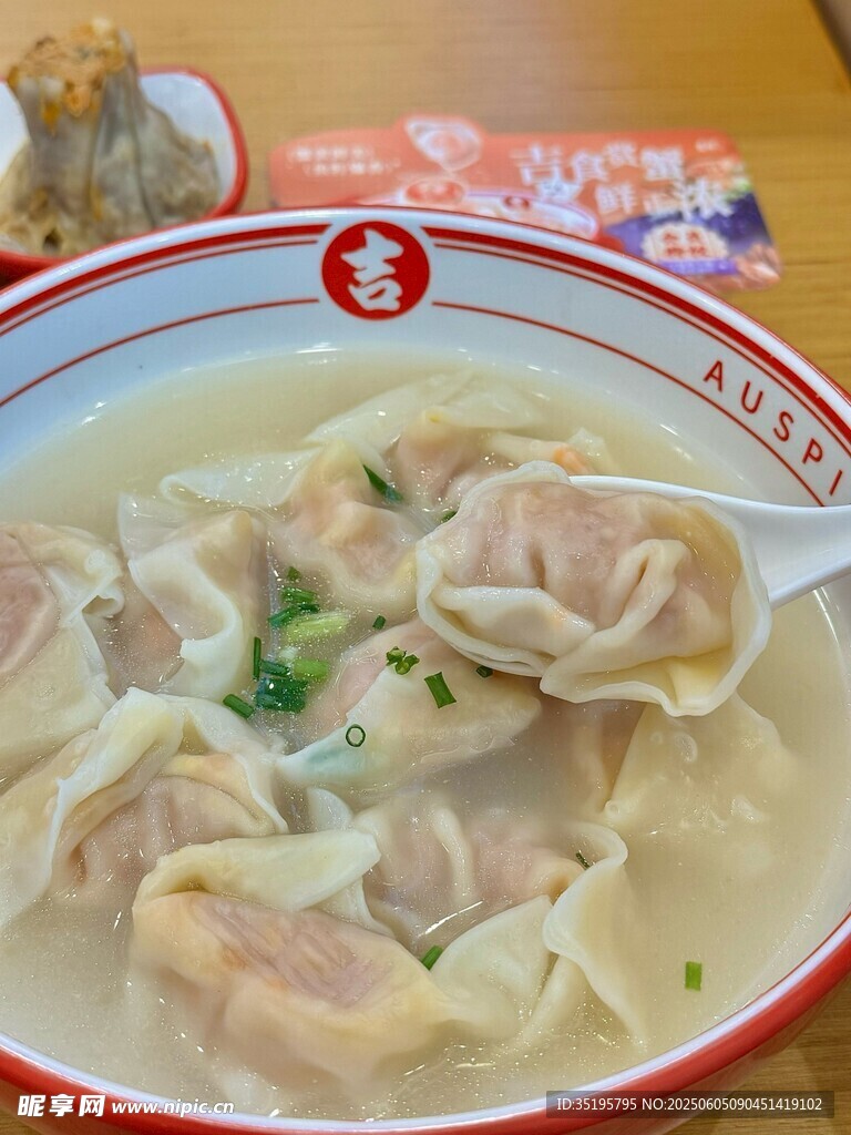 美味餛飩湯面誘人呈現(xiàn)