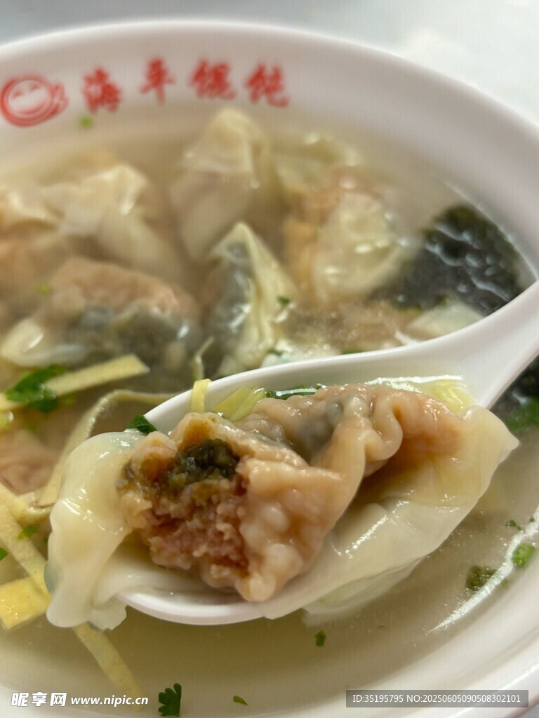 鮮美餛飩湯中盛