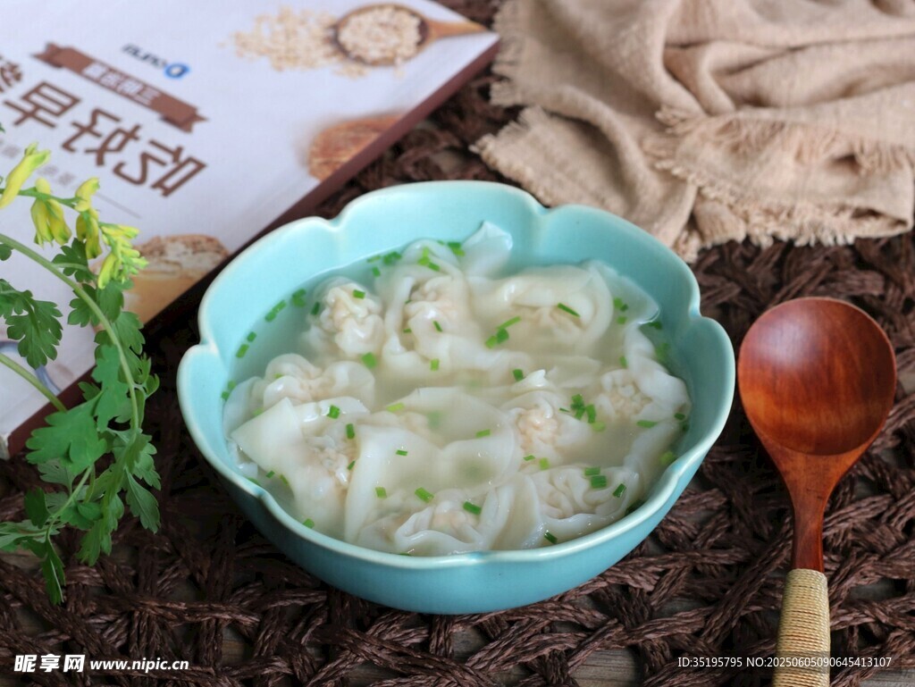 清新碗裝美味蔬菜餛飩