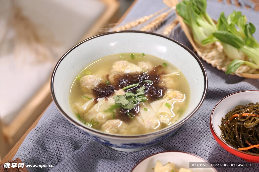 美味湯品搭配多樣小菜