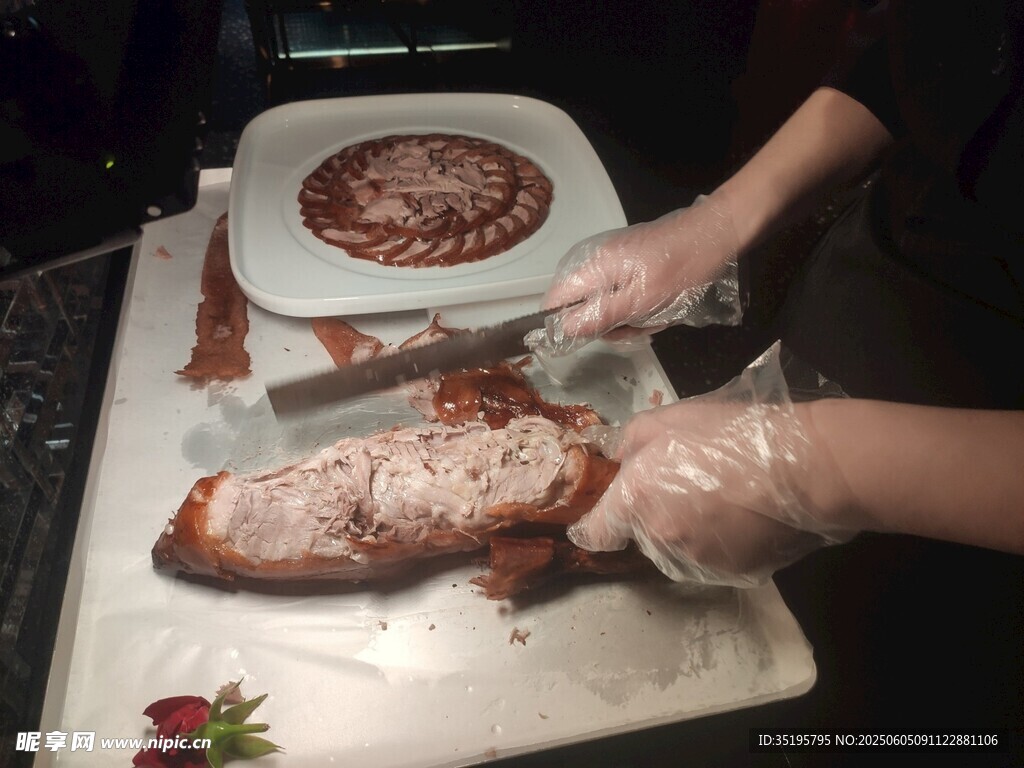 切分美味烤肉的精彩瞬間