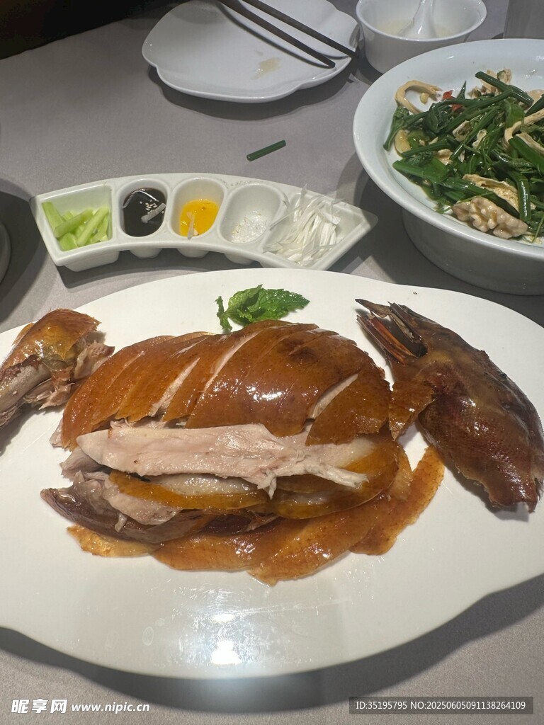 美味烤鴨搭配多樣菜肴