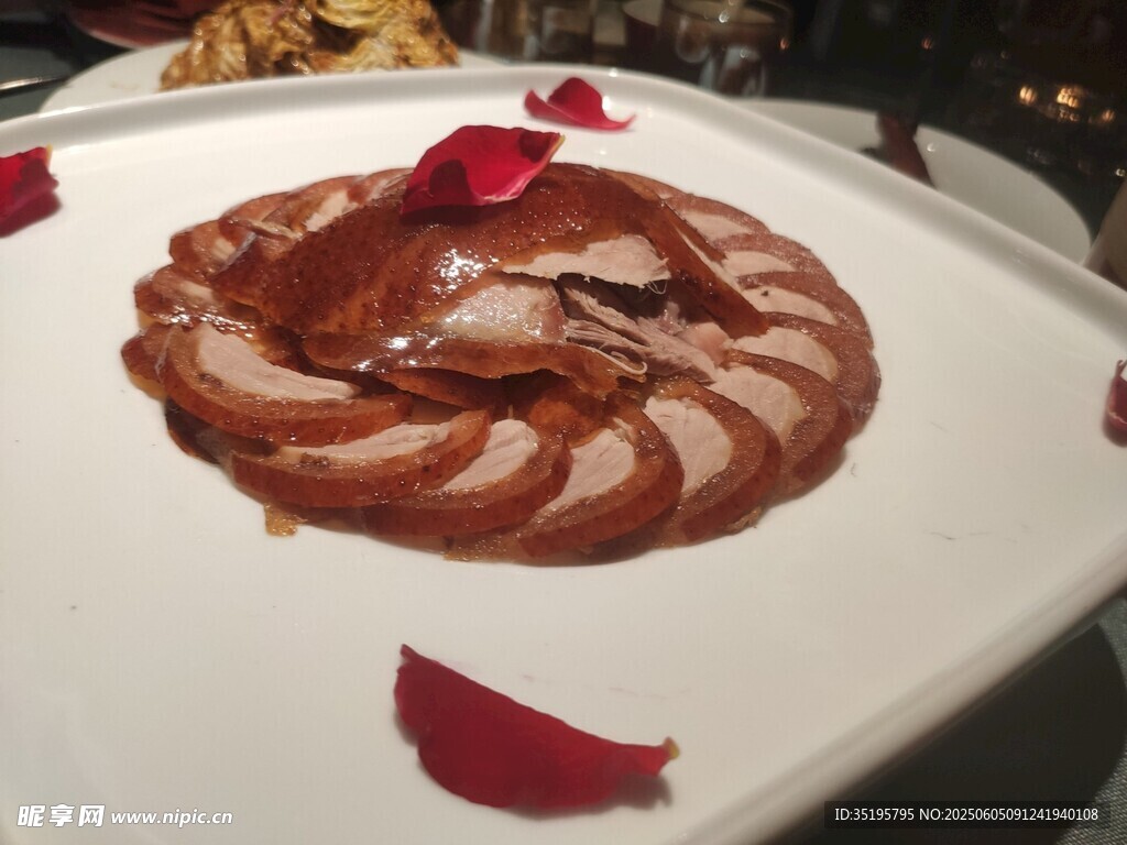 玫瑰點(diǎn)綴的精致醬牛肉