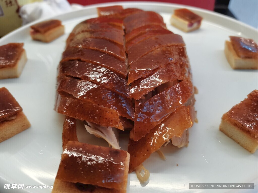 美味烤鴨擺盤精致誘人