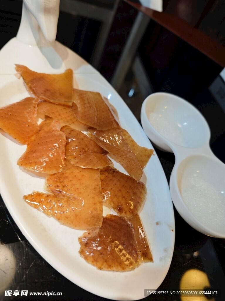 美味鹵制豬耳朵裝盤