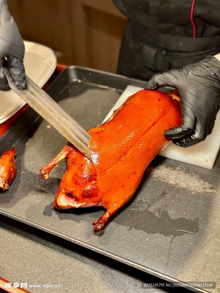 烤制中的美味烤鴨