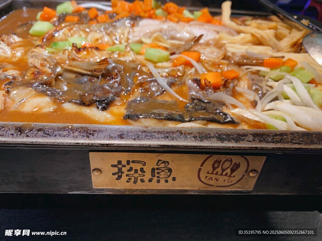 美味烤魚熱氣騰騰上桌