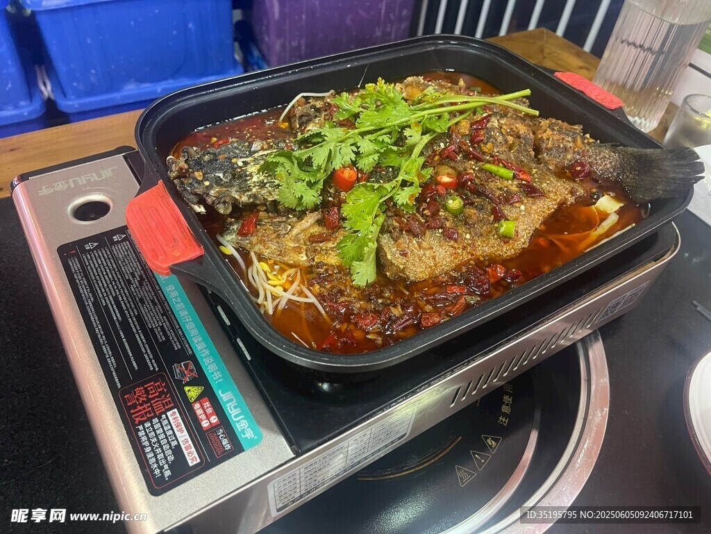 美味烤魚置于桌上待享用