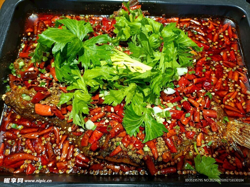 香辣烤魚鋪滿辣椒與香菜