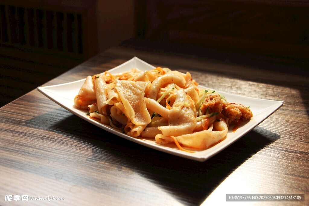 美味涼拌菜擺于盤中