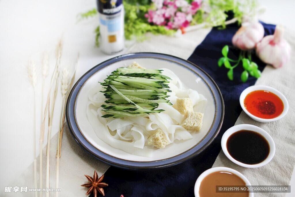 清蒸豆角配蘸料美食圖