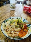 美味涼拌面擺于木桌之上