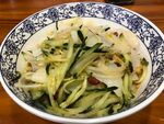 青花瓷碗中的清爽瓜絲