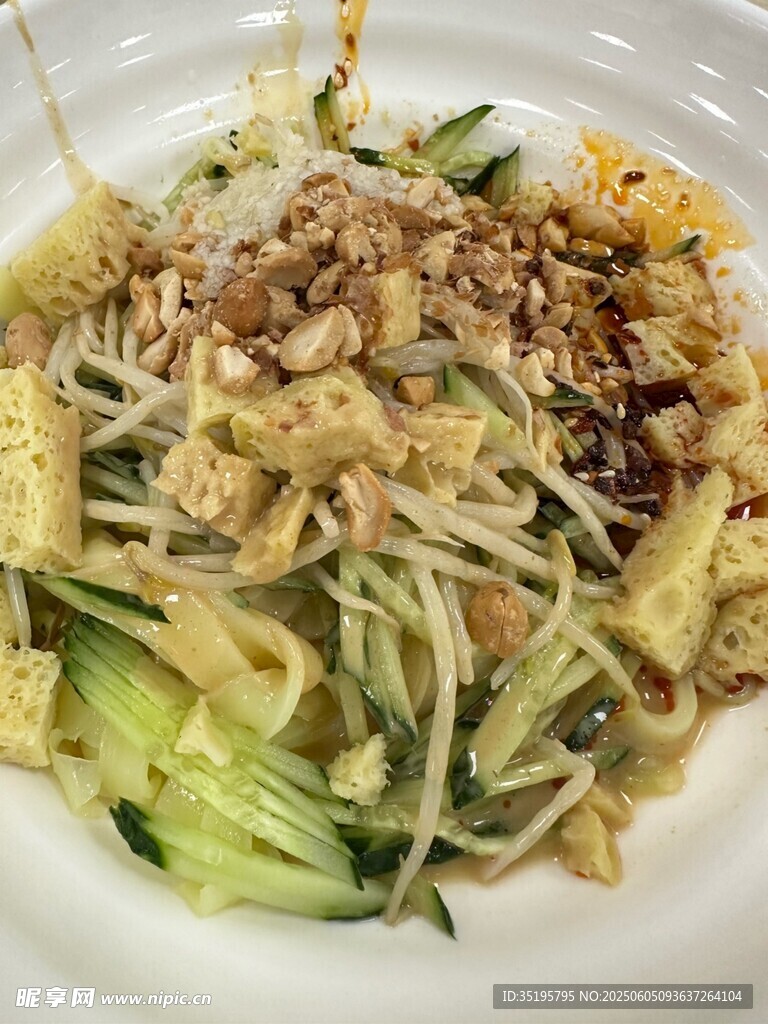 涼拌豆腐絲配黃瓜花生米