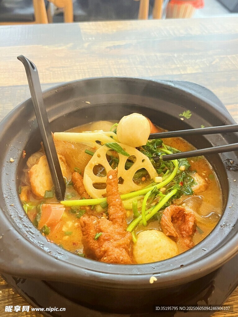 美味砂鍋麻辣燙誘人呈現(xiàn)