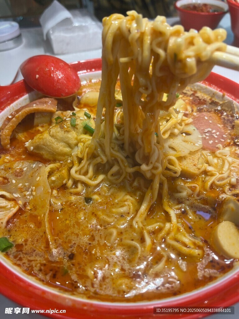 誘人紅碗熱氣騰騰牛肉面