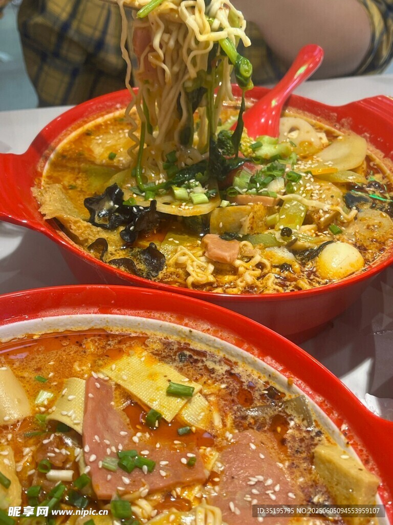 誘人美味麻辣燙熱氣騰騰
