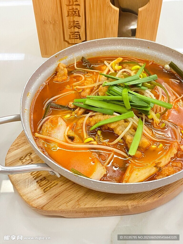 熱氣騰騰的美味酸辣粉