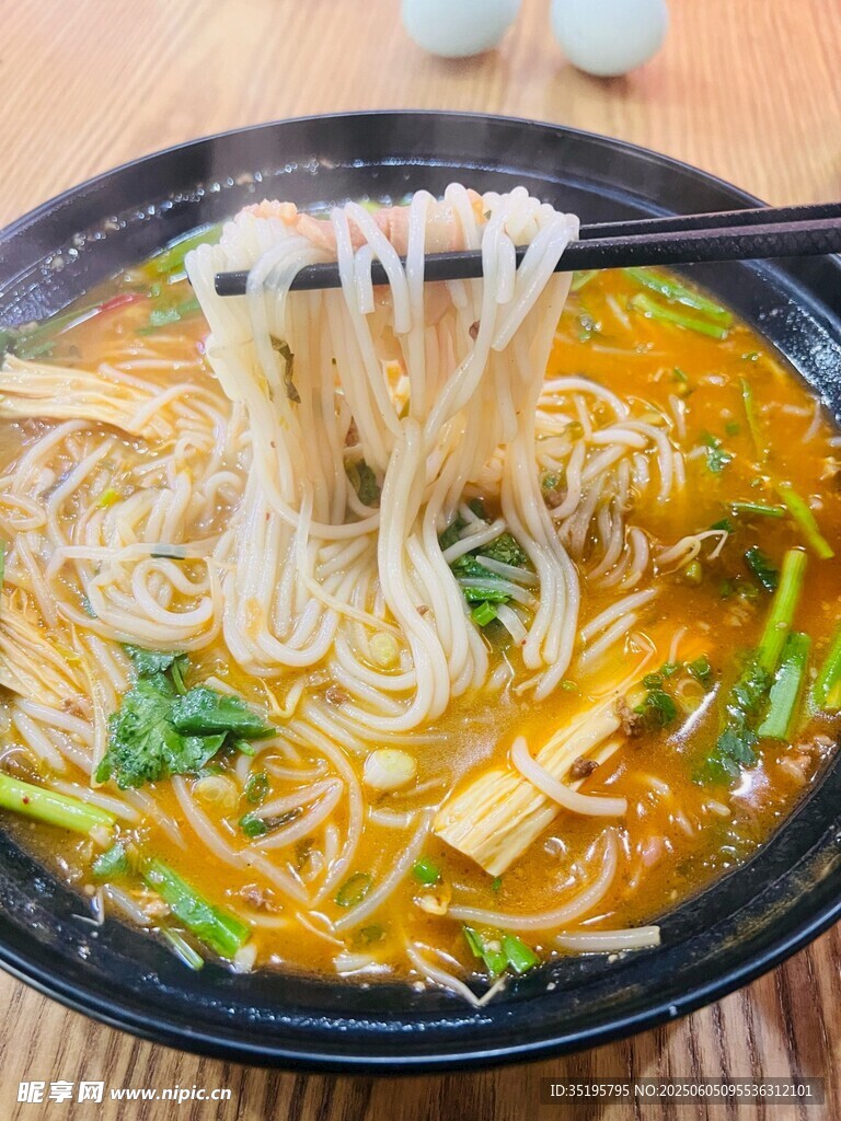 美味熱氣騰騰的特色米線